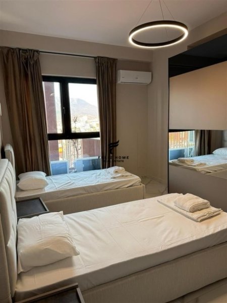 Tirane, jepet me qera apartament 3+1 Kati 15, 125 m² 1.900 € (RRUGA E KAVAJES)