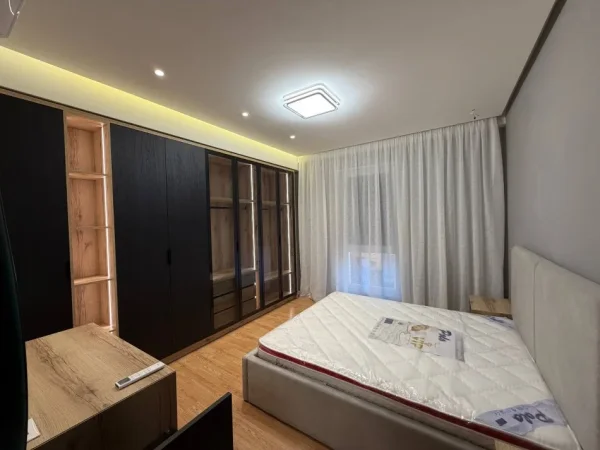 Tirane, jepet me qera apartament 2+1 Kati 3, 90 m² 1.100 € (9-Kateshet)