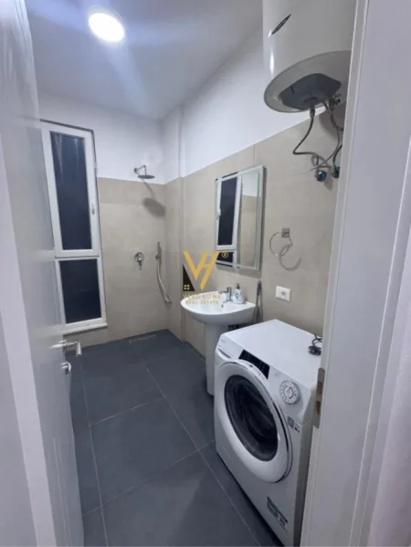 Tirane, jepet me qera apartament 1+1+Ballkon Kati 4, 65 m² 550 € (SIRI KODRA)