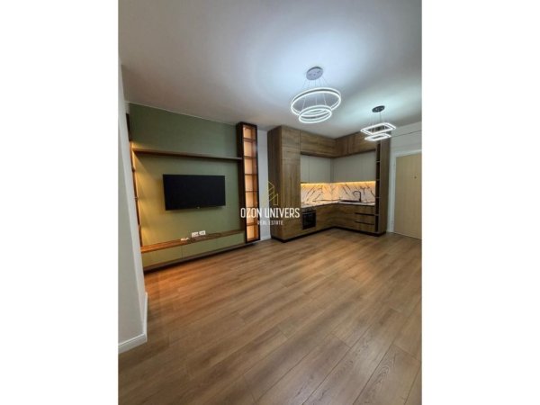 Tirane, jepet me qera apartament 1+1+Ballkon Kati 4, 86 m² 750 € (Komuna e Parisit)