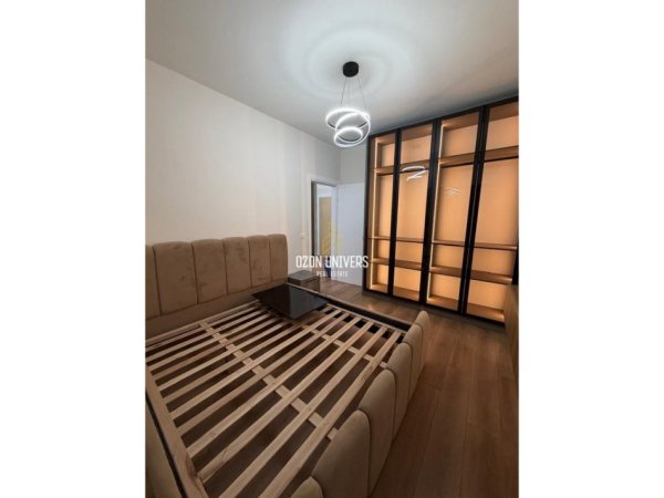 Tirane, jepet me qera apartament 1+1+Ballkon Kati 4, 86 m² 750 € (Komuna e Parisit)