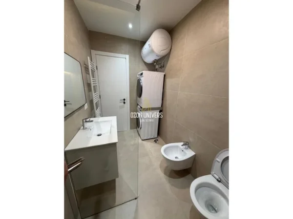 Tirane, jepet me qera apartament 1+1+Ballkon Kati 4, 86 m² 750 € (Komuna e Parisit)