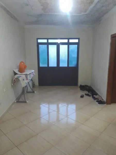 Tirane, shitet shtepi 3+1 Kati 1, 250 m² 197.000 € (shkoze)