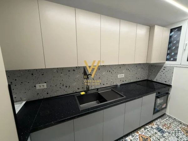 Tirane, jepet me qera apartament 2+1+Ballkon Kati 0, 80 m² 850 € (RRUGA E KAVAJES)