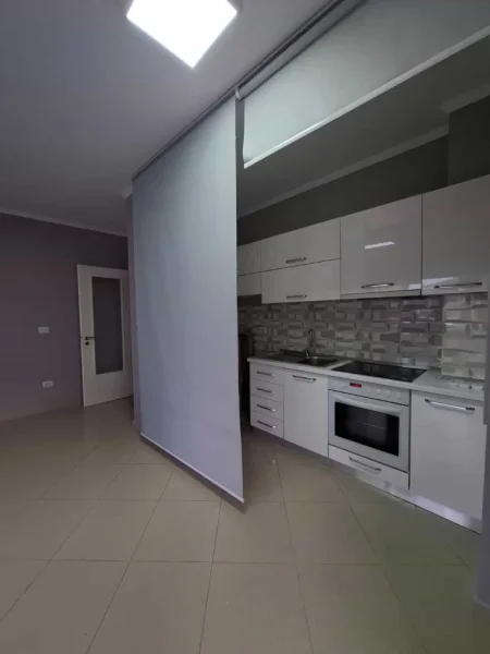 Tirane, jepet me qera zyre Kati 1, 95 m² 800 € (Qender)