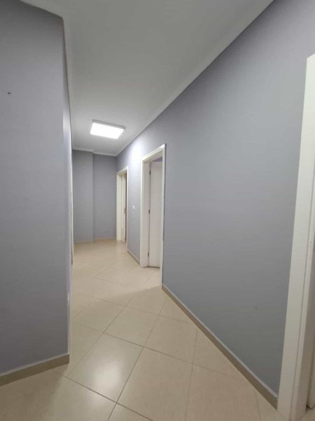 Tirane, jepet me qera zyre Kati 1, 95 m² 800 € (Qender)