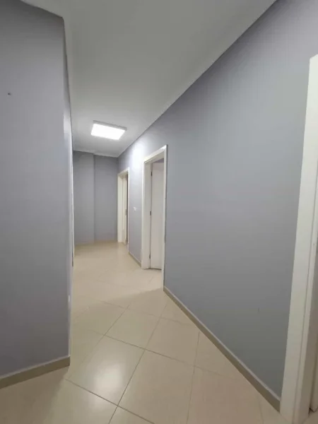 Tirane, jepet me qera zyre Kati 1, 95 m² 800 € (Qender)