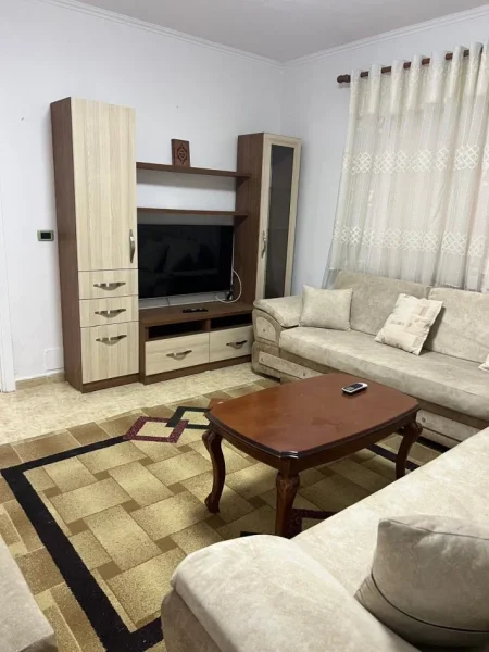 Tirane, jepet me qera shtepi 1+1+Ballkon Kati 1, 60 m² 350 € (Feti Gjilani)