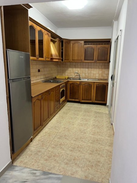 Tirane, jepet me qera shtepi 1+1+Ballkon Kati 1, 60 m² 350 € (Feti Gjilani)