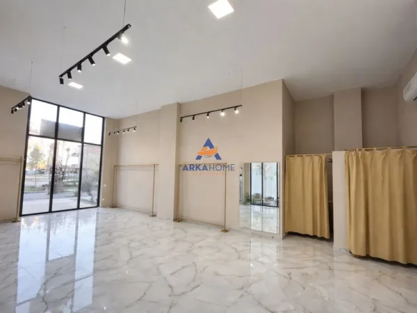 Tirane, jepet me qera dyqan Kati 0, 64 m² 700 € 