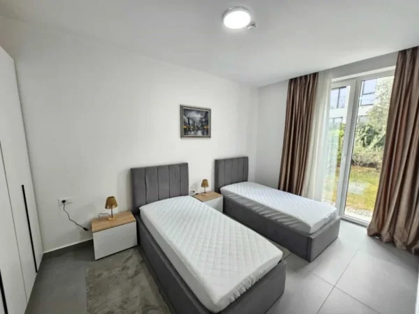 Tirane, jepet me qera apartament 2+1 Kati 0, 90 m² 1.200 € (Liqeni i thate)