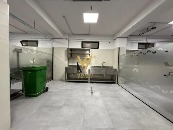 Tirane, jepet me qera magazine Kati 0, 1.200 m² 6.000 € (KTHESA E KAMZES)