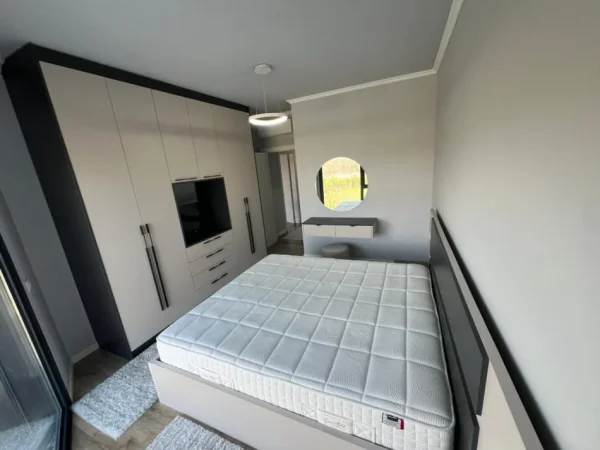 Tirane, jepet me qera apartament 2+1 Kati 3, 120 m² 1.500 € (Liqeni i thate)