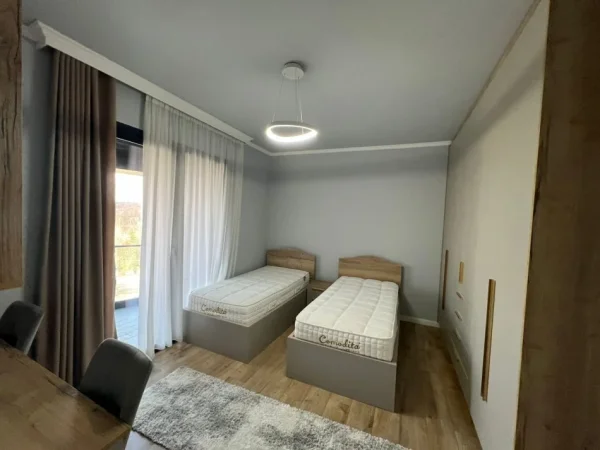 Tirane, jepet me qera apartament 2+1 Kati 3, 120 m² 1.500 € (Liqeni i thate)
