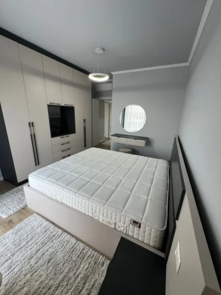 Tirane, jepet me qera apartament 2+1 Kati 3, 120 m² 1.500 € (Liqeni i thate)