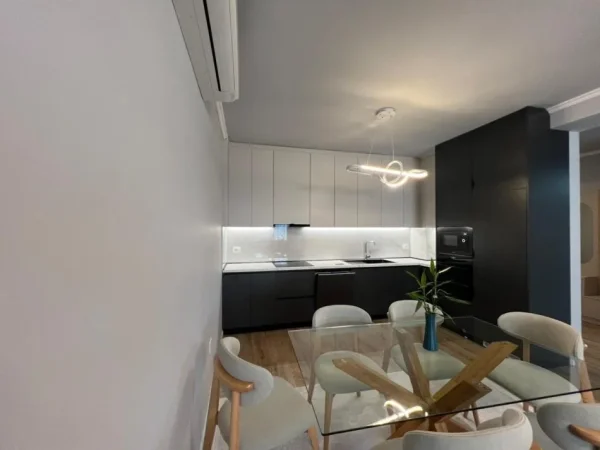 Tirane, jepet me qera apartament 2+1 Kati 3, 120 m² 1.500 € (Liqeni i thate)