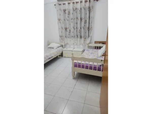 Tirane, jepet me qera apartament 1+1 Kati 1, 150 m² 450 € (Laprake)