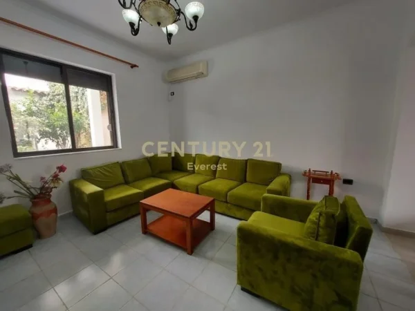 Tirane, jepet me qera apartament 1+1 Kati 1, 150 m² 450 € (Laprake)