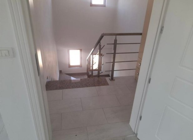 Tirane, jepet me qera Vile 3 Katshe Kati 3, 502 m² 2.000 € (teg)