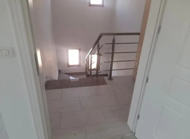 Tirane, jepet me qera Vile 3 Katshe Kati 3, 502 m² 2.000 € (teg)