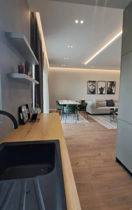 Tirane, jepet me qera apartament 3+1 , 140 m² 1.500 € 