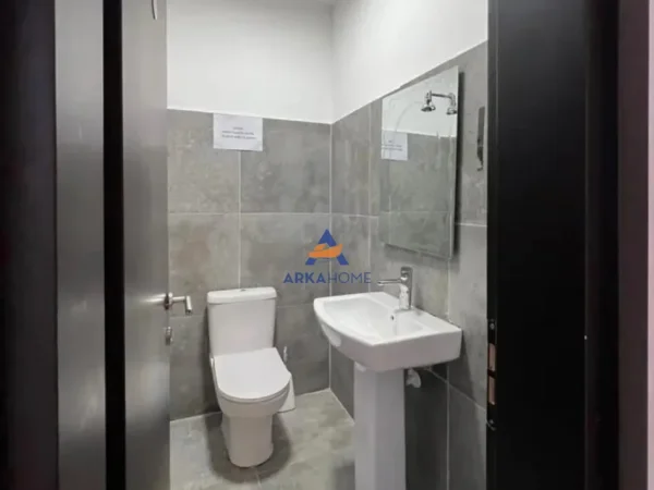 Tirane, jepet me qera zyre Kati 9, 371 m² 3.000 € 