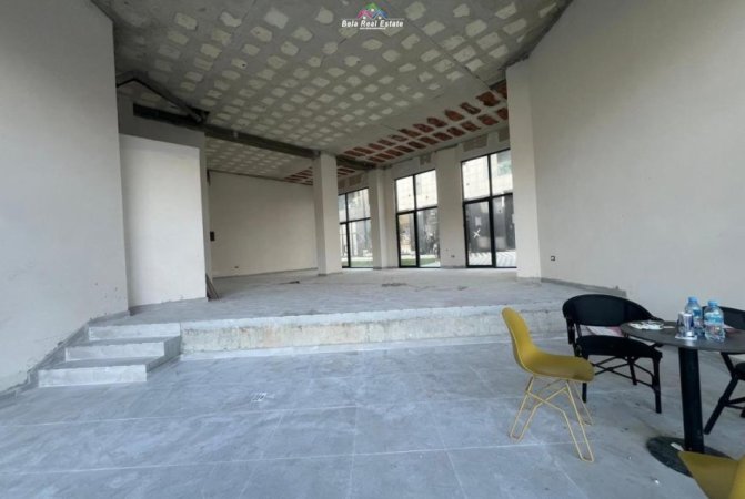 Tirane, jepet me qera dyqan Kati 0, 138 m² 3.050 € (Liqeni i thate)