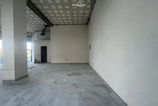 Tirane, jepet me qera dyqan Kati 0, 138 m² 3.050 € (Liqeni i thate)