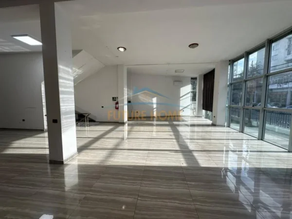 Tirane, jepet me qera Godine 4-Kateshe, 1.100 m² 9.000 € (Laprake)