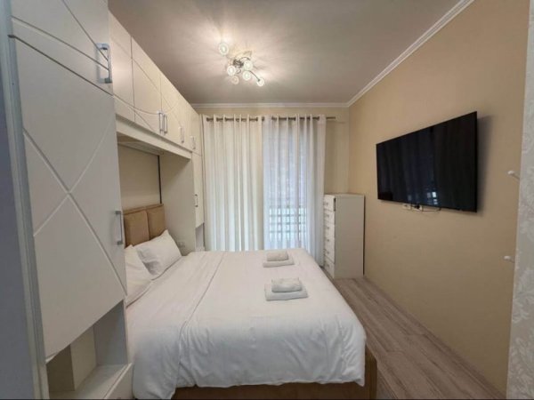 Tirane, jepet me qera apartament 2+1 , 80 m² 1.100 € (Komuna e Parisit)
