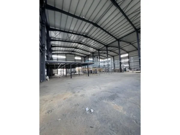 Tirane, jepet me qera magazine Kati 0, 4.000 m² 12.000 € (Vore)