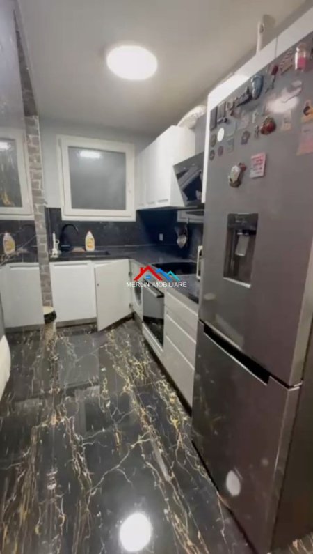 Tirane, jepet me qera apartament 2+1 Kati 3, 105 m² 900 € (BLLOKU)