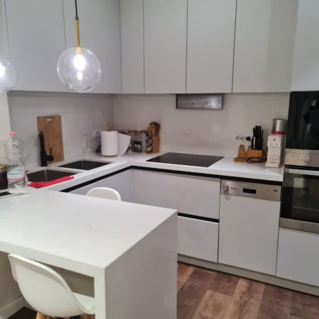 Tirane, jepet me qera apartament 1+1 , 70 m² 450 € (Yzberisht)