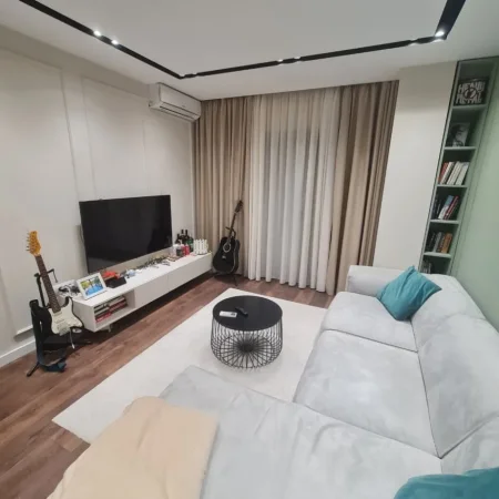 Tirane, jepet me qera apartament 1+1 , 70 m² 450 € (Yzberisht)