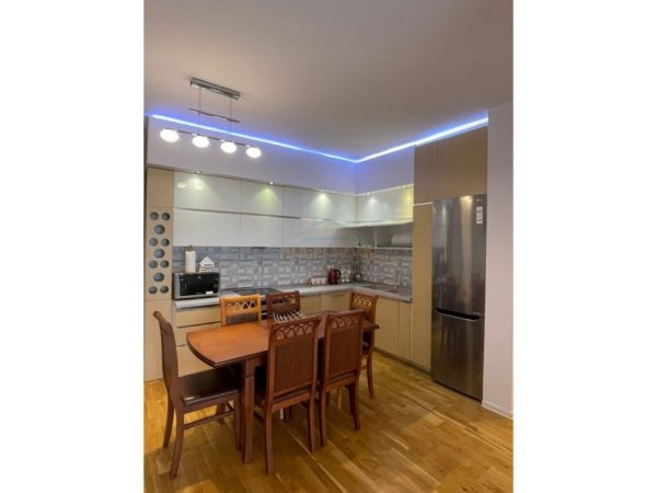 Tirane, jepet me qera apartament 2+1 Kati 3, 108 m² 900 € (Kopshti Botanik)
