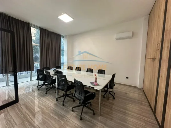 Tirane, jepet me qera ambjent biznesi , 1.100 m² 9.000 € 