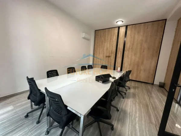 Tirane, jepet me qera ambjent biznesi , 1.100 m² 9.000 € 