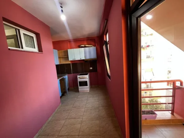 Tirane, jepet me qera apartament 2+1 Kati 6, 105 m² 500 € (komuna parisit)