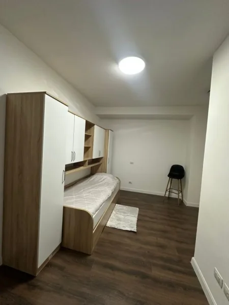 Tirane, jepet me qera apartament 3+1 , 136 m² 1.000 € (Komuna Parisit)