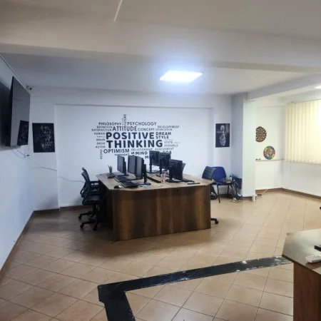 Tirane, jepet me qera zyre , 120 m² 800 € (ish parku)