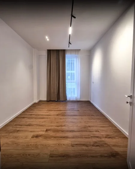 Tirane, jepet me qera zyre , 1.300 € 