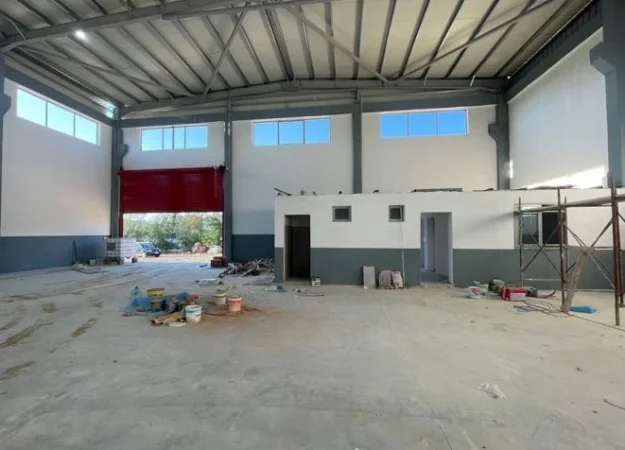 Tirane, jepet me qera magazine , 1.065 m² 4.000 € 