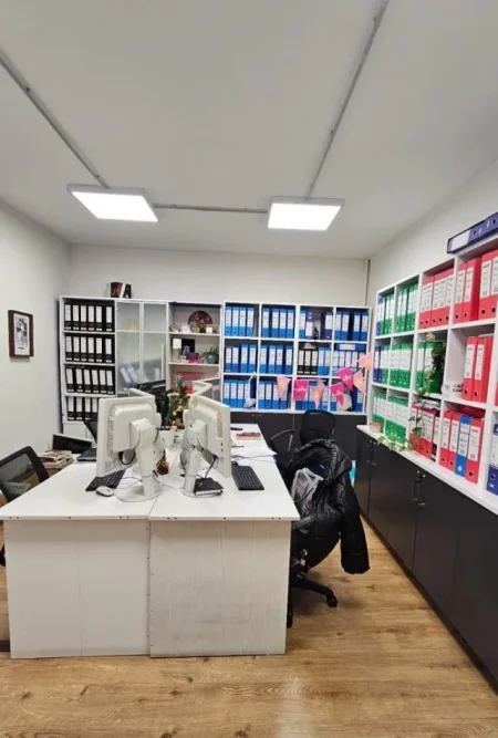 Tirane, jepet me qera zyre , 311 m² 3.000 € 