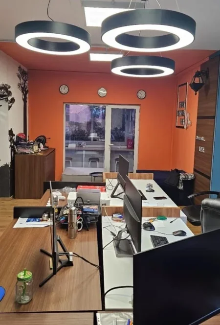 Tirane, jepet me qera zyre , 311 m² 3.000 € 