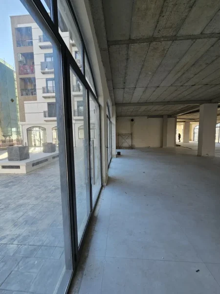 Tirane, jepet me qera ambjent biznesi Kati 0, 540 m² 3000 € (Bathore)