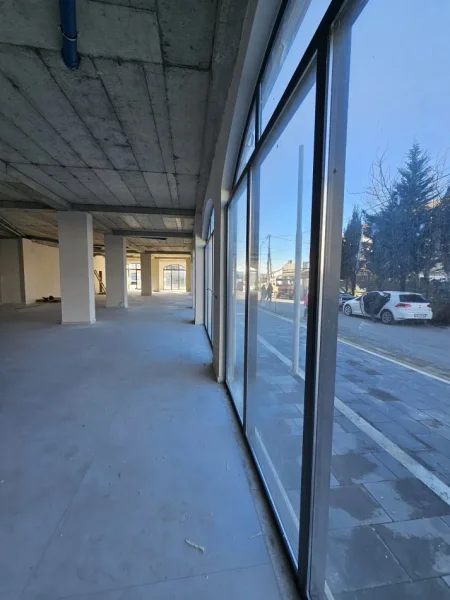 Tirane, jepet me qera ambjent biznesi Kati 0, 540 m² 3000 € (Bathore)