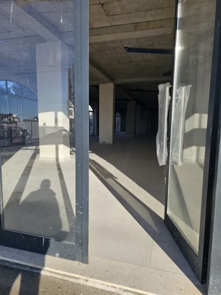 Tirane, jepet me qera ambjent biznesi Kati 0, 540 m² 3000 € (Bathore)