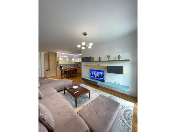 Tirane, jepet me qera apartament 2+1+Ballkon Kati 3, 108 m² 900 € (Kopshti Botanik), Pamje nga Liqeni