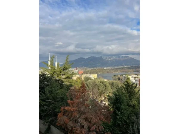 Tirane, jepet me qera apartament 2+1+Ballkon Kati 3, 108 m² 900 € (Kopshti Botanik), Pamje nga Liqeni