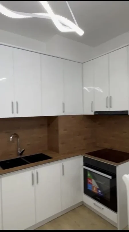 Tirane, jepet me qera apartament 2+1+Ballkon Kati 2, 96 m² 450 € (Univers City Apartament 2+1 Per Qera Totalisht I Mobiluar I Pabanuar Me Pare)